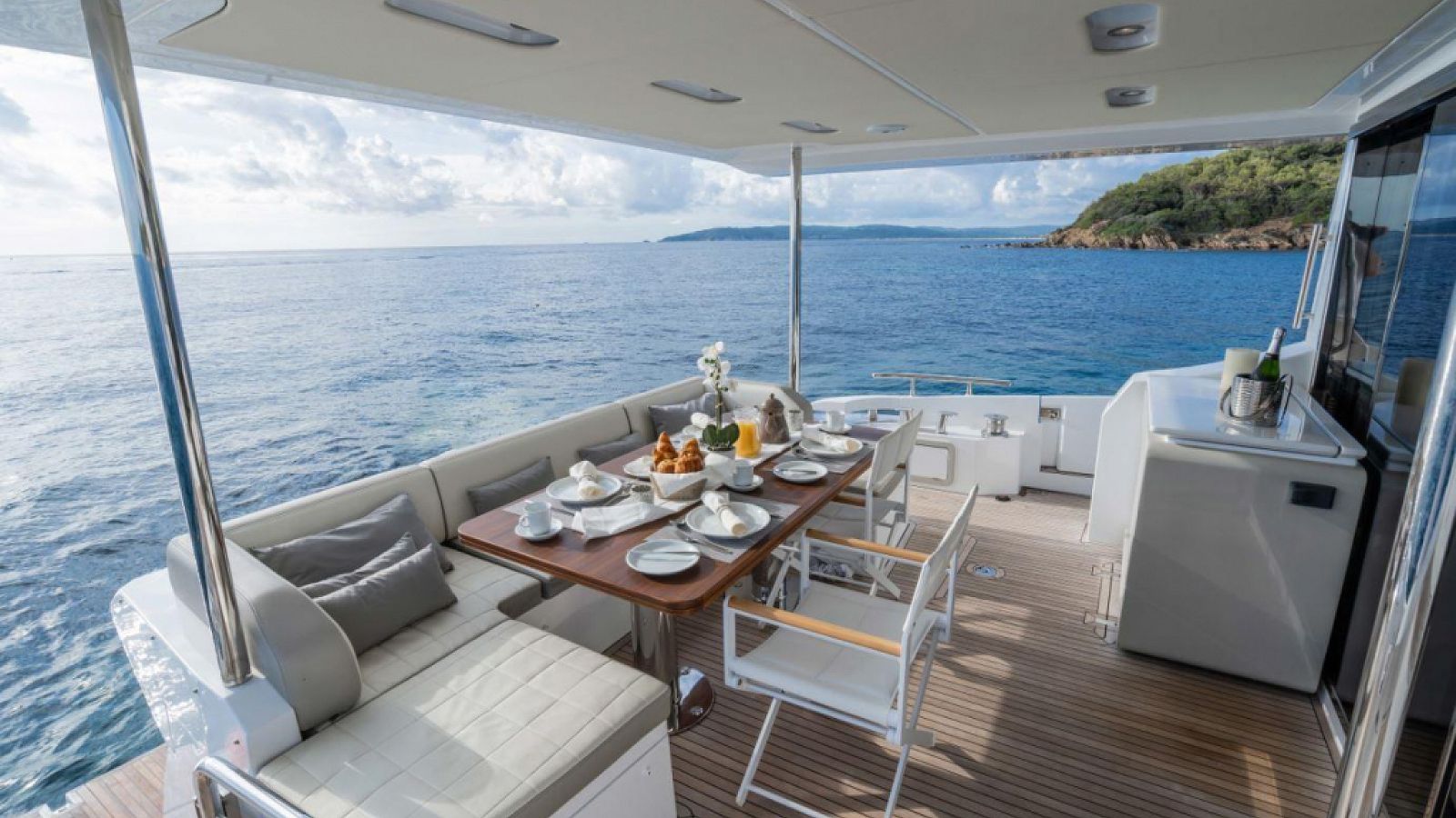 Azimut 72 Mineira premium crewed motor yacht charter Croatia